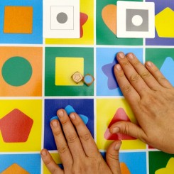 Нейротренажер За трьома ознаками Кольорові фігури